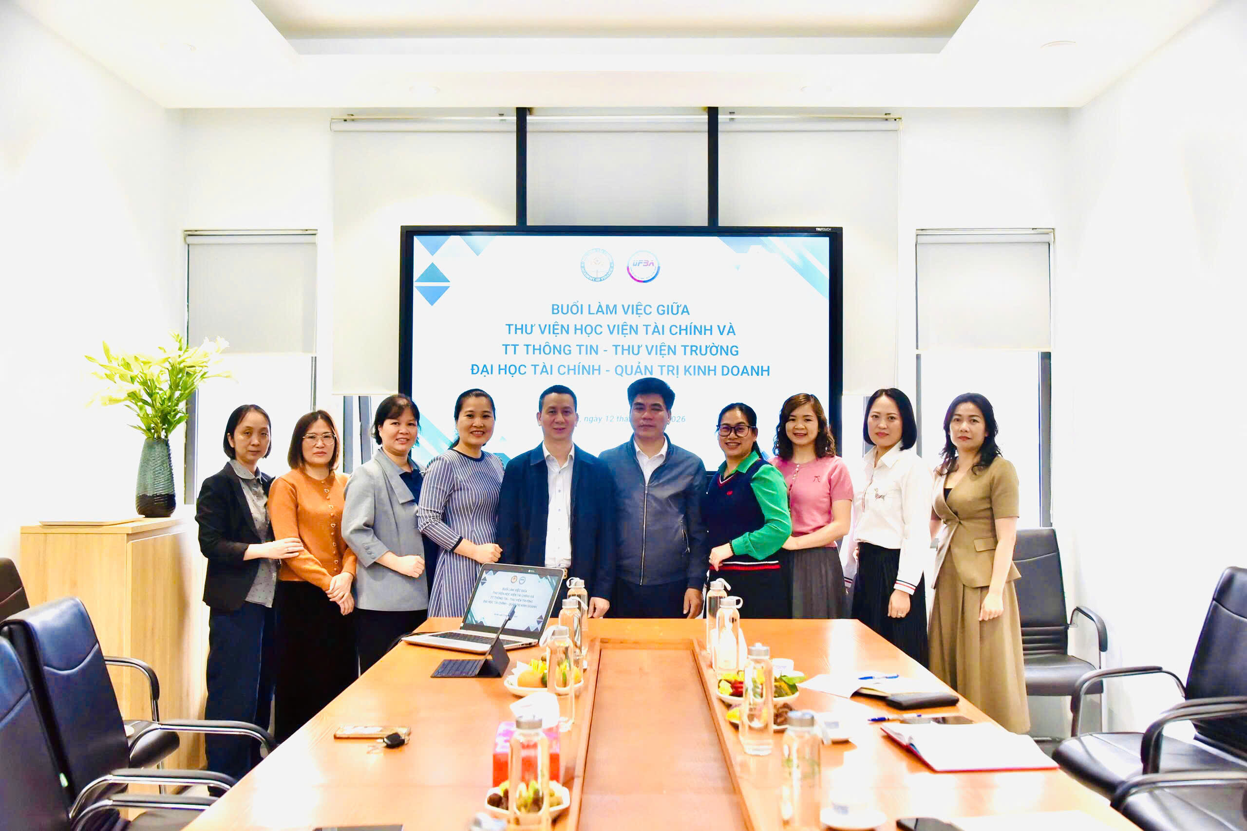 Thư viện Học viện Tài chính làm việc với Trung tâm Thông tin - Thư viện Trường Đại học Tài chính - Quản trị kinh doanh